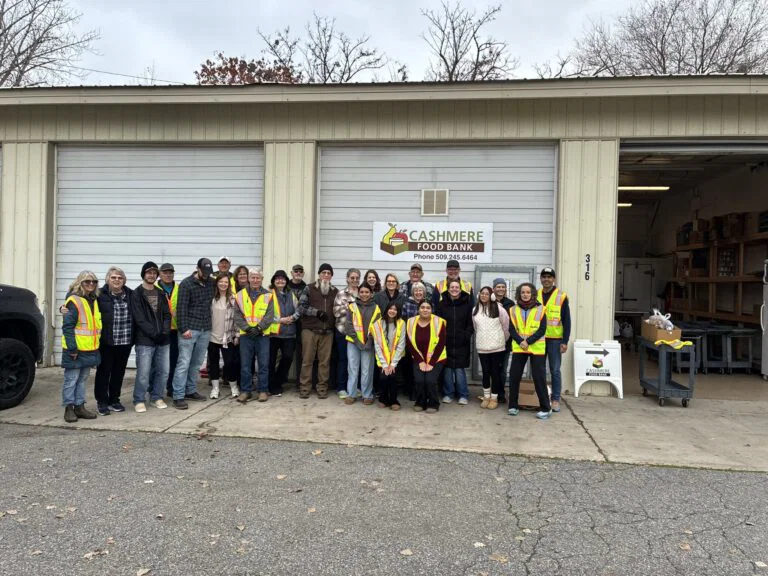 cashmere food bank group photo 768x576